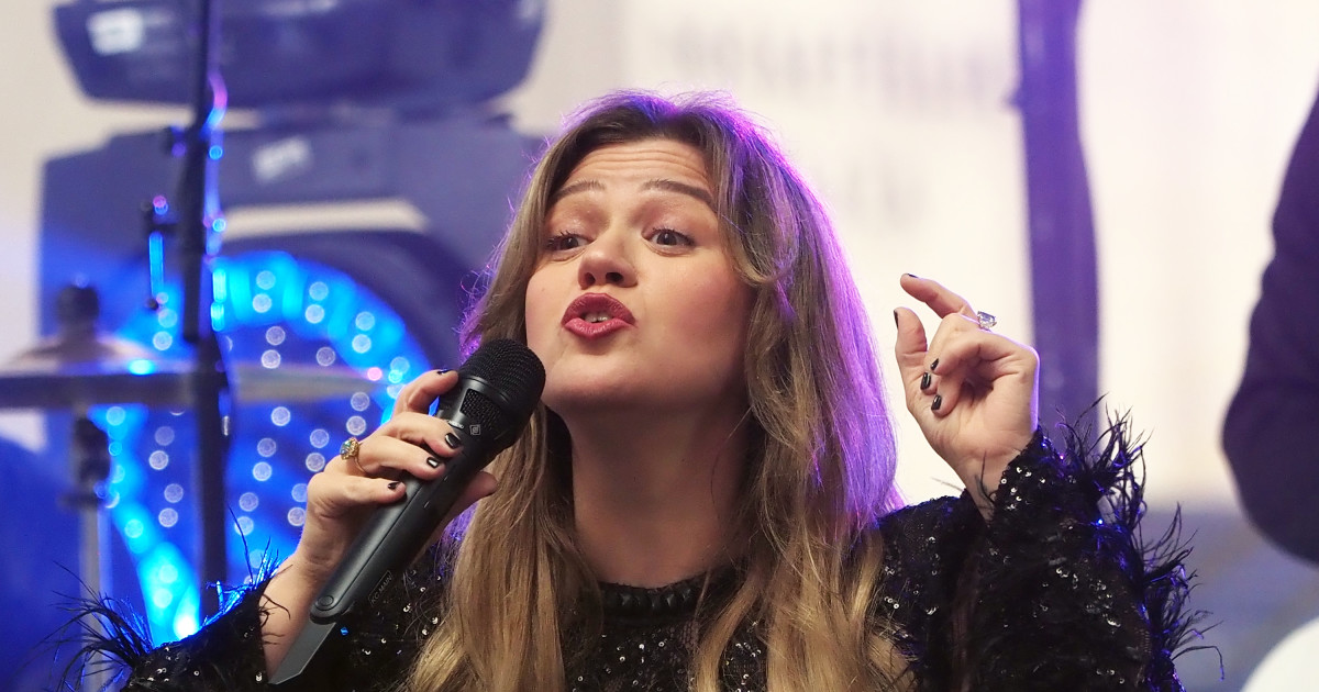 Kelly Clarkson Helps Fans Get Engaged in Las Vegas Concert Return After Ex-Husband's Death