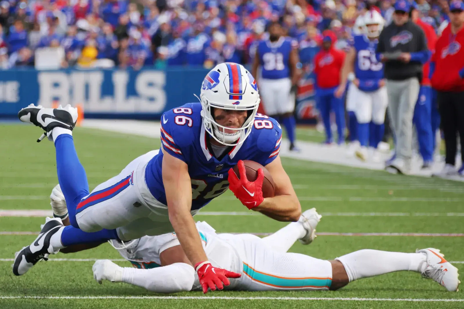 Bills&#039; Dalton Kincaid Exits Dolphins Game With Concerning Leg Injury