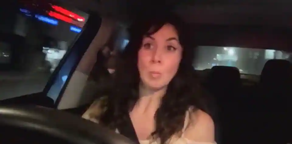 [VIDÉO] Une streameuse Kick percute une voiture en plein direct