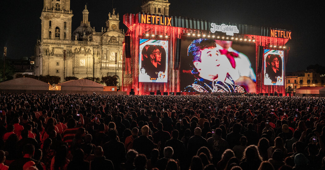Juan Gabriel Tribute Draws Tens of Thousands to Mexico City