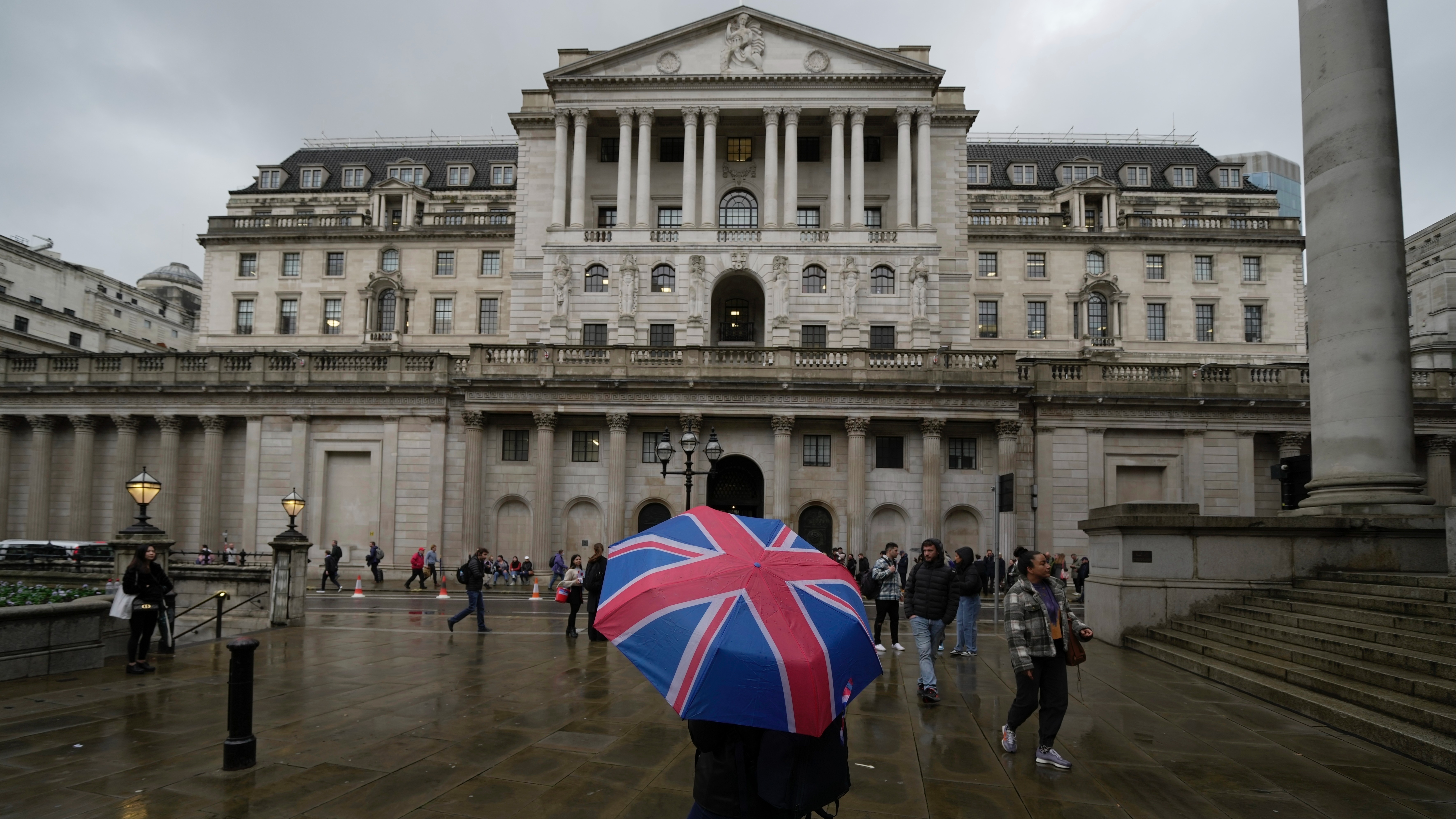 Bank holds interest rates amid budget uncertainty and high wage growth