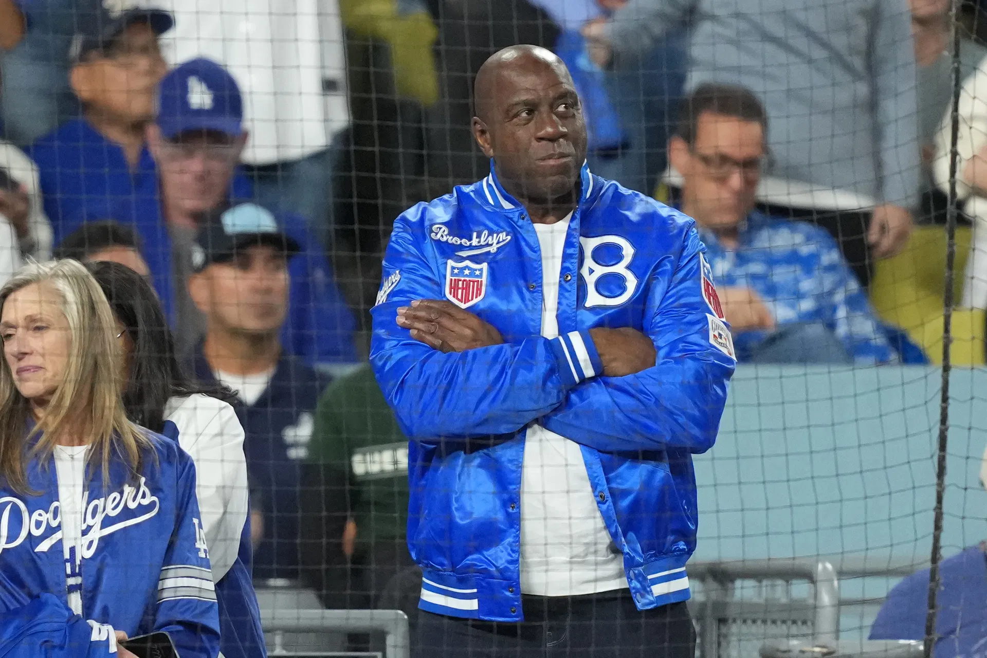 "Only human to speak ChatGPT better than ChatGPT itself"- Fans ridicule Magic Johnson's trivial assessment of Dodgers vs Blue Jays World Series Game 5