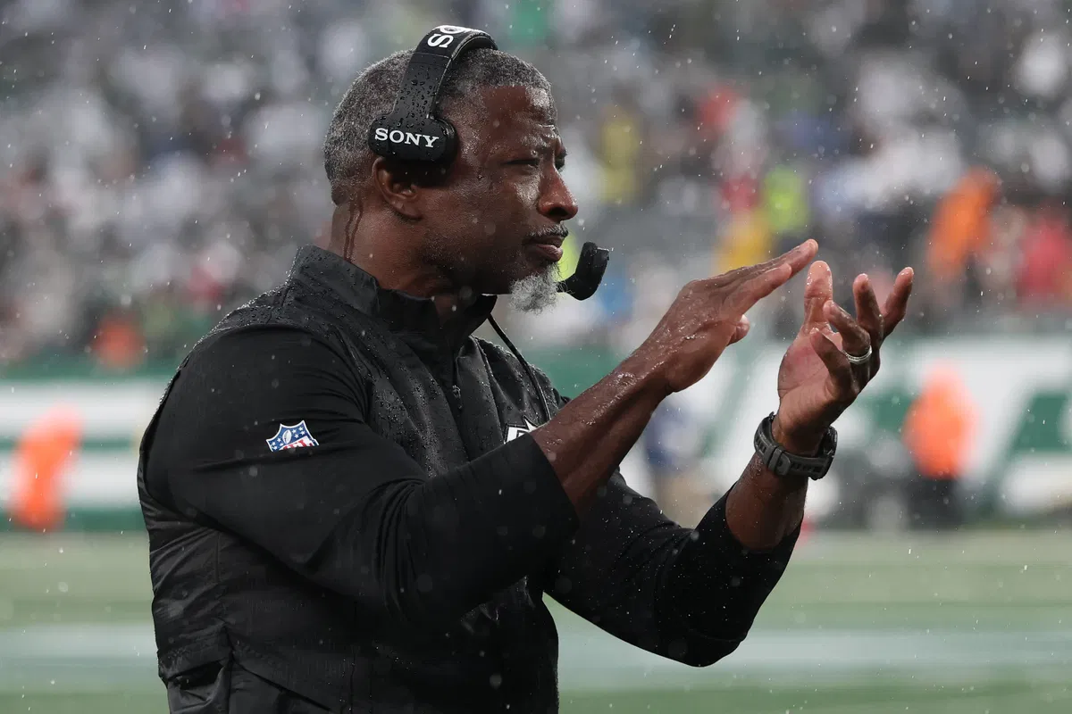 Rob Gronkowski Names $275M Justin Fields Replacement as Jets Coach Refuses QB Decision