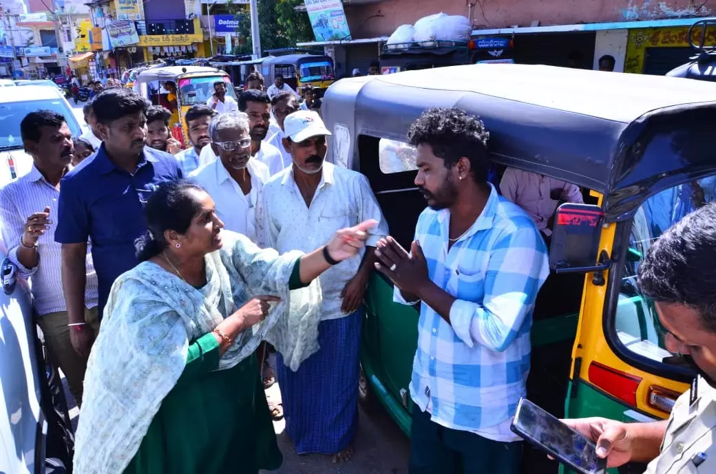 Minister Savitha Stops Drunk Auto Driver, Orders Action