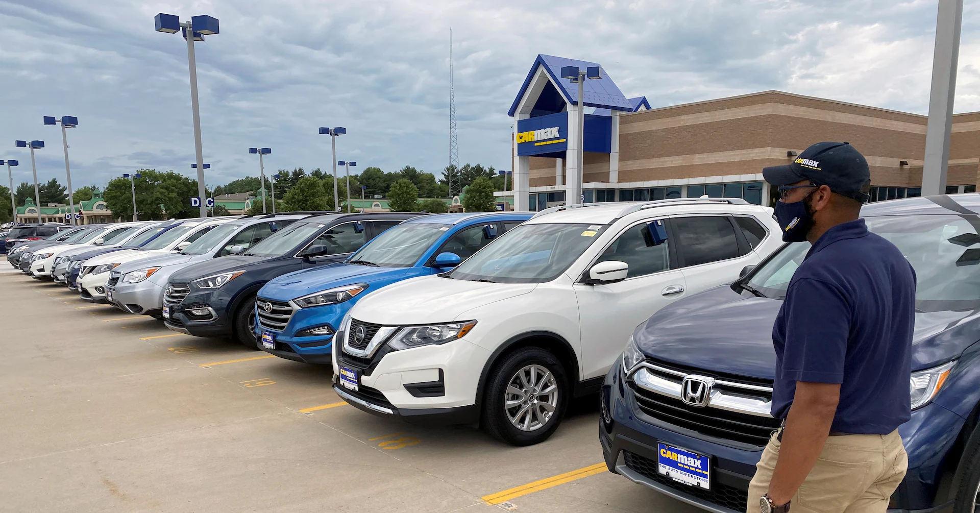CarMax's longtime CEO Bill Nash to depart; shares plunge - Reuters