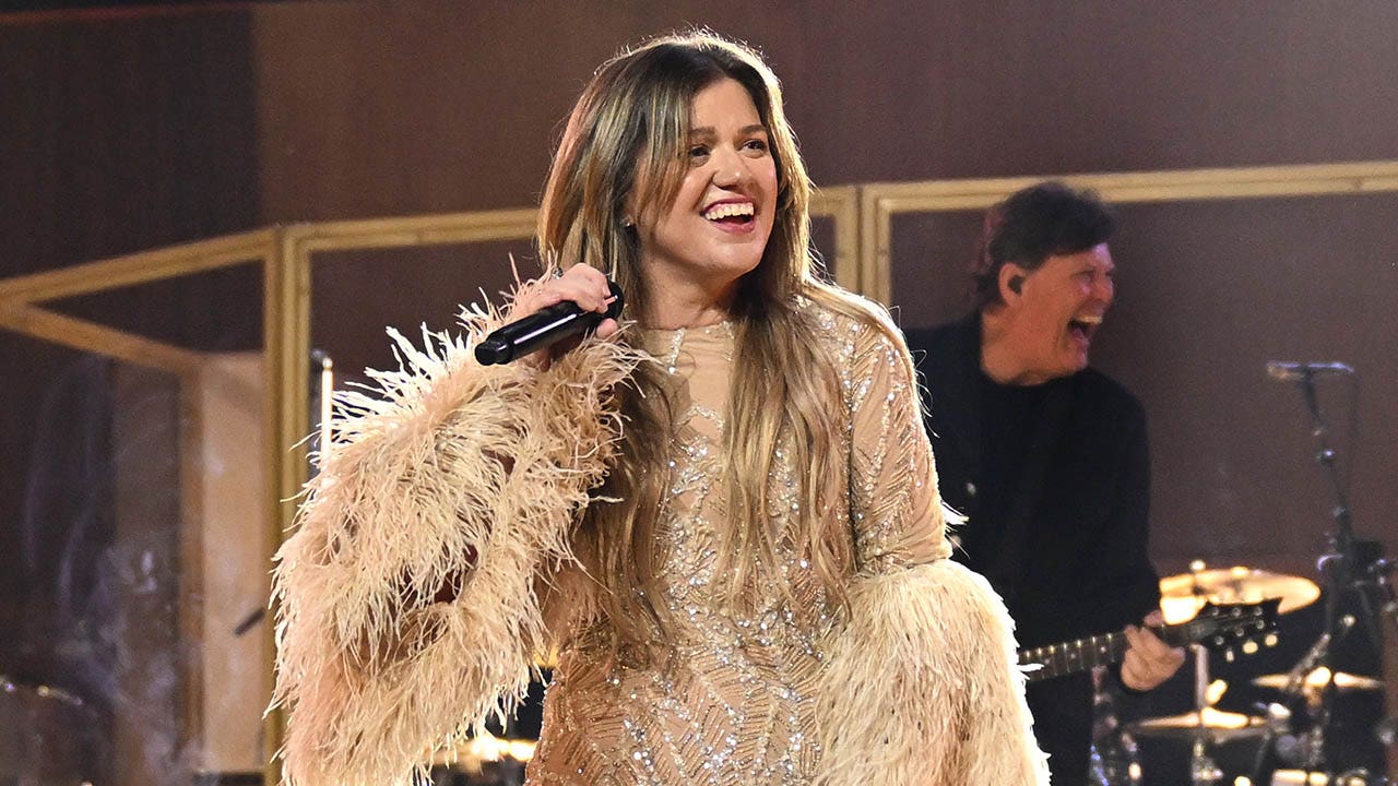 Kelly Clarkson returns to Las Vegas, helps couple get engaged on stage