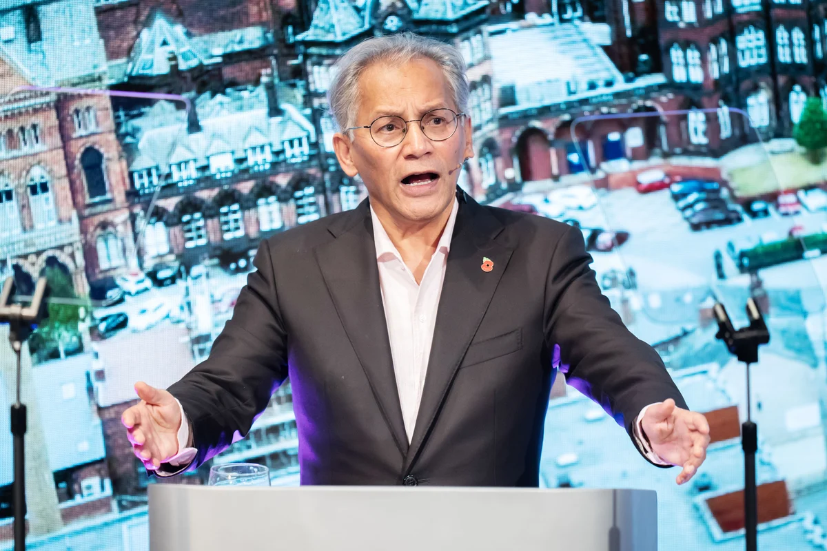 BBC chairman expected to apologise for Trump speech edit after Davie resignation