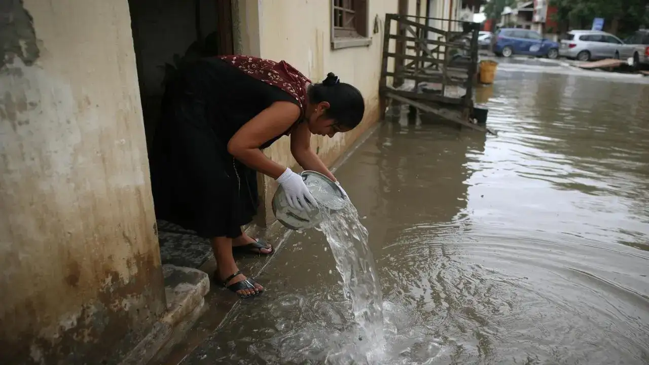 Kochi Water Tank Burst: 1.38 Crore Litres of Water Floods Houses, Submerges Cars