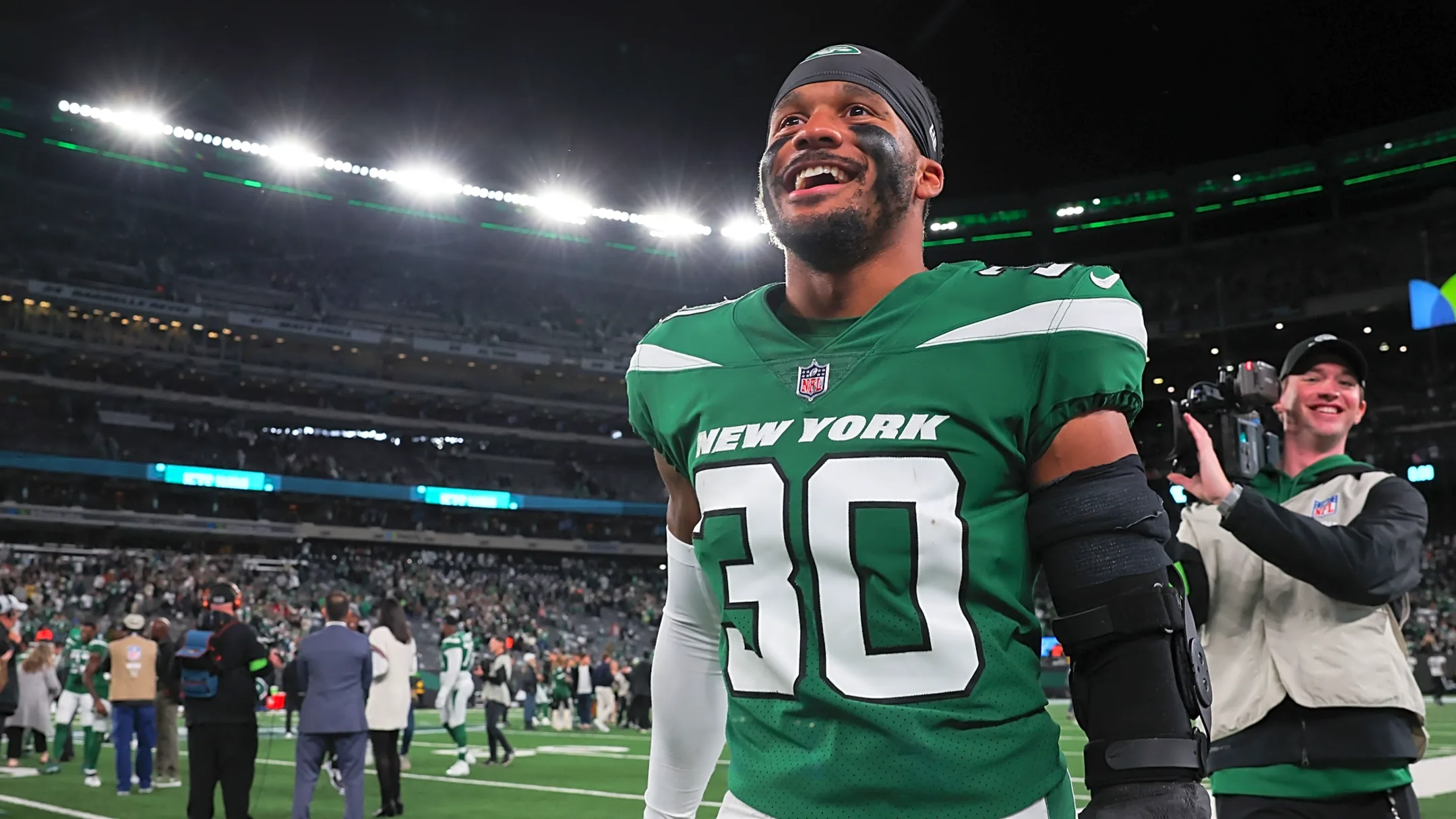 Jets trade veteran CB to Eagles in exchange for WR, draft picks