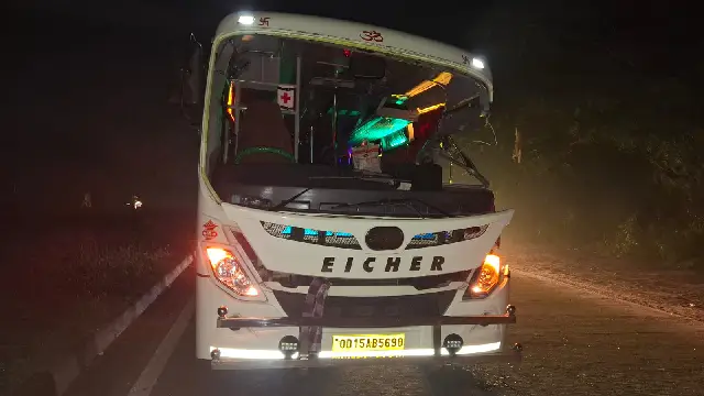 Bus-trawler truck collision in Redhakhol leaves conductor dead