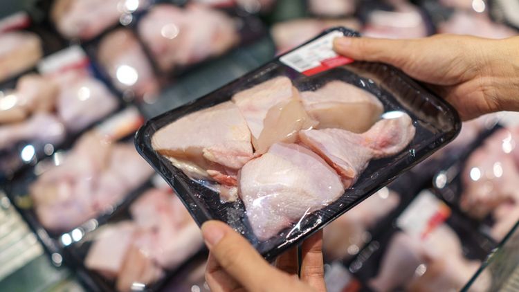 Half of Aussies at risk of food poisoning due to one habit when preparing chicken