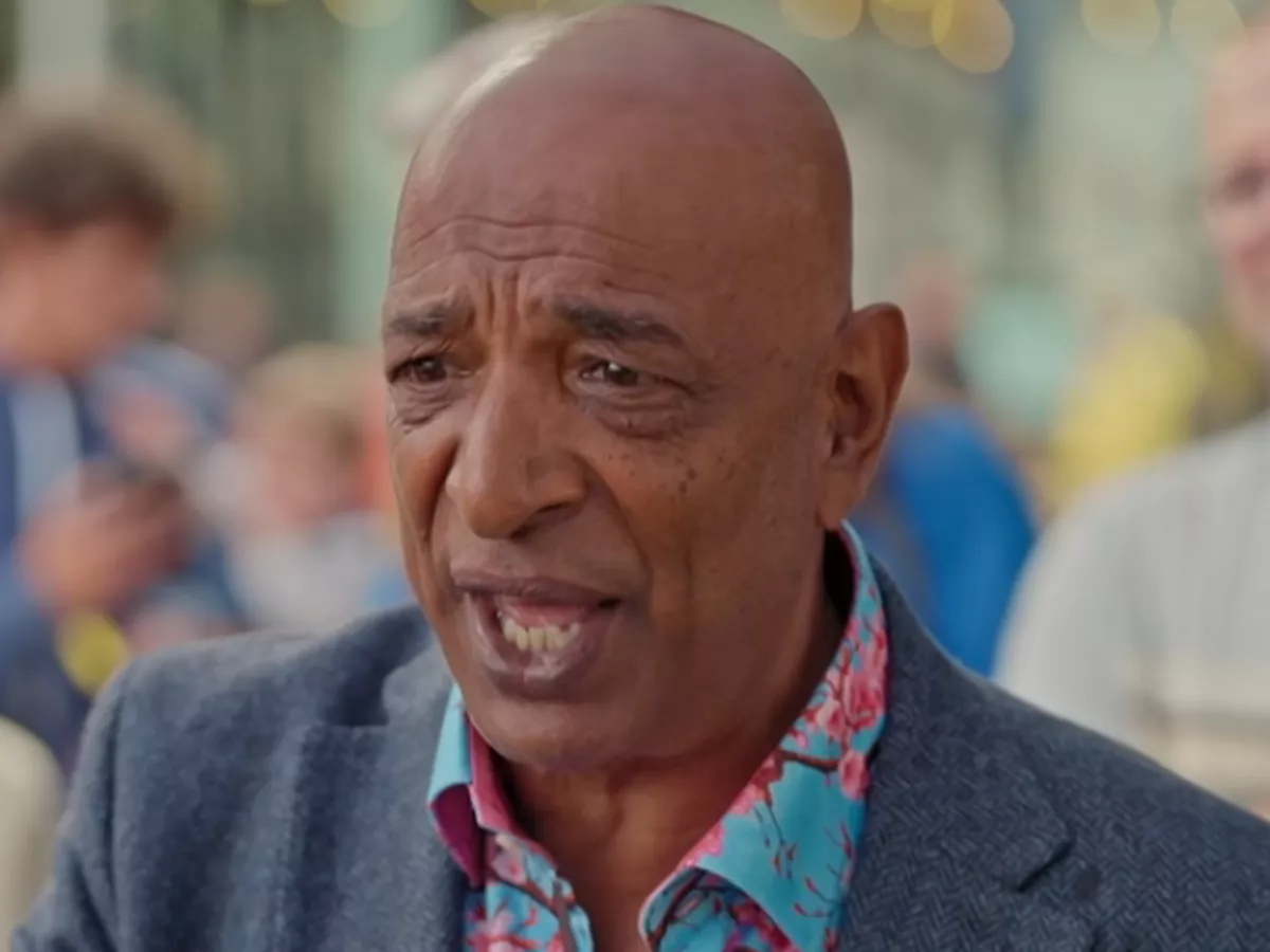 Antiques Roadshow expert moved after valuing Swansea diver's 'incredible' items