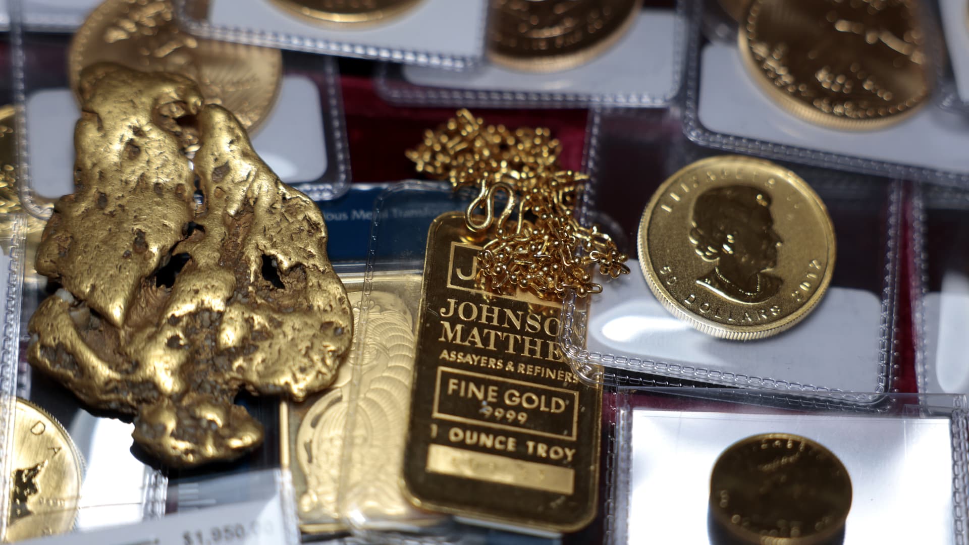 Gold rises more than 1% on Fed rate-cut bets, slowdown worries