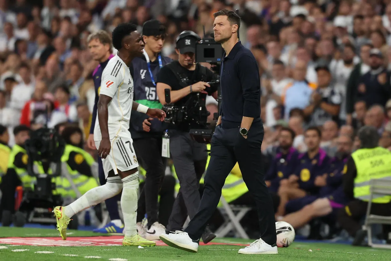 Real Madrid Coach Alonso Criticized For Vinicius Jr. Treatment By Brazil Legend