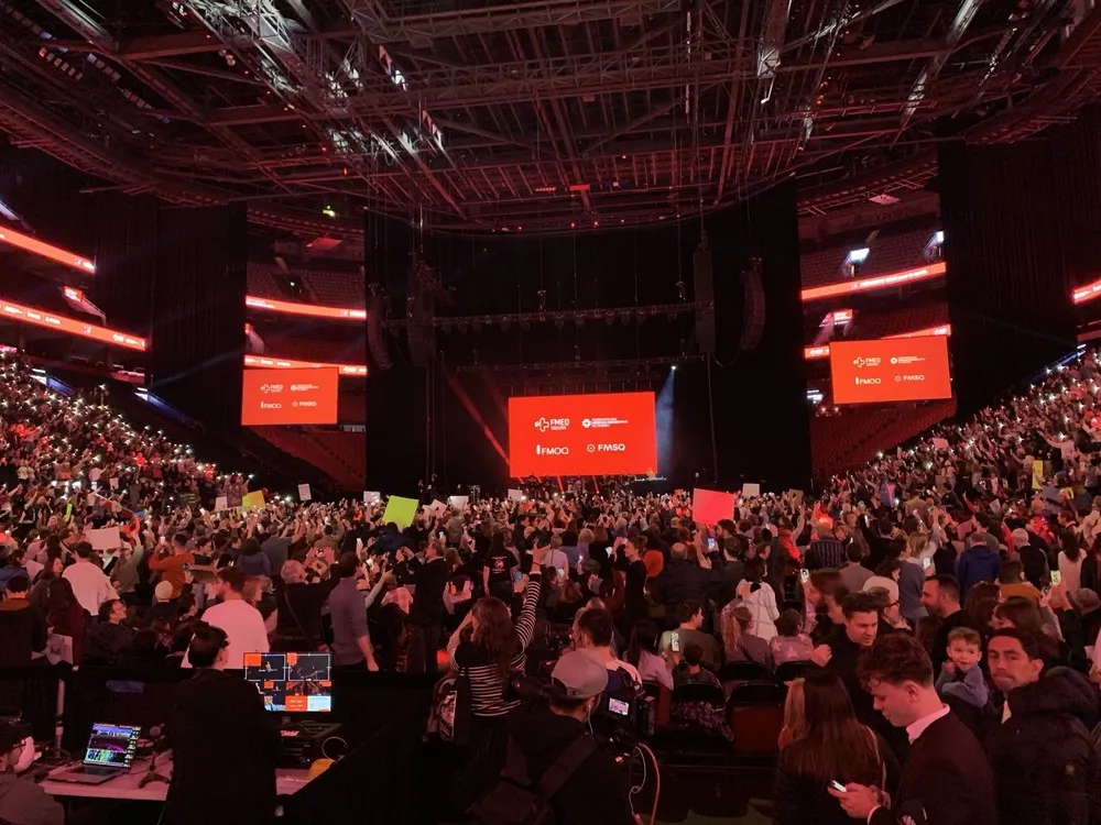 'No to Bill 2': Thousands of doctors pack Bell Centre for massive protest against health-care law