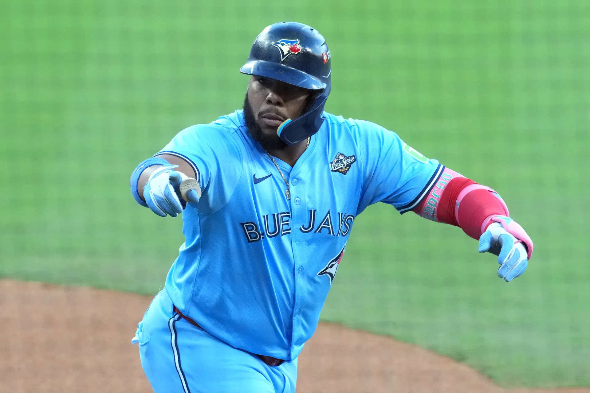 “Gotta be dumb to actually throw Vladimir Guerrero Jr.’s home run” - Fans rally behind Blue Jays kid after clever decoy toss in Game 5