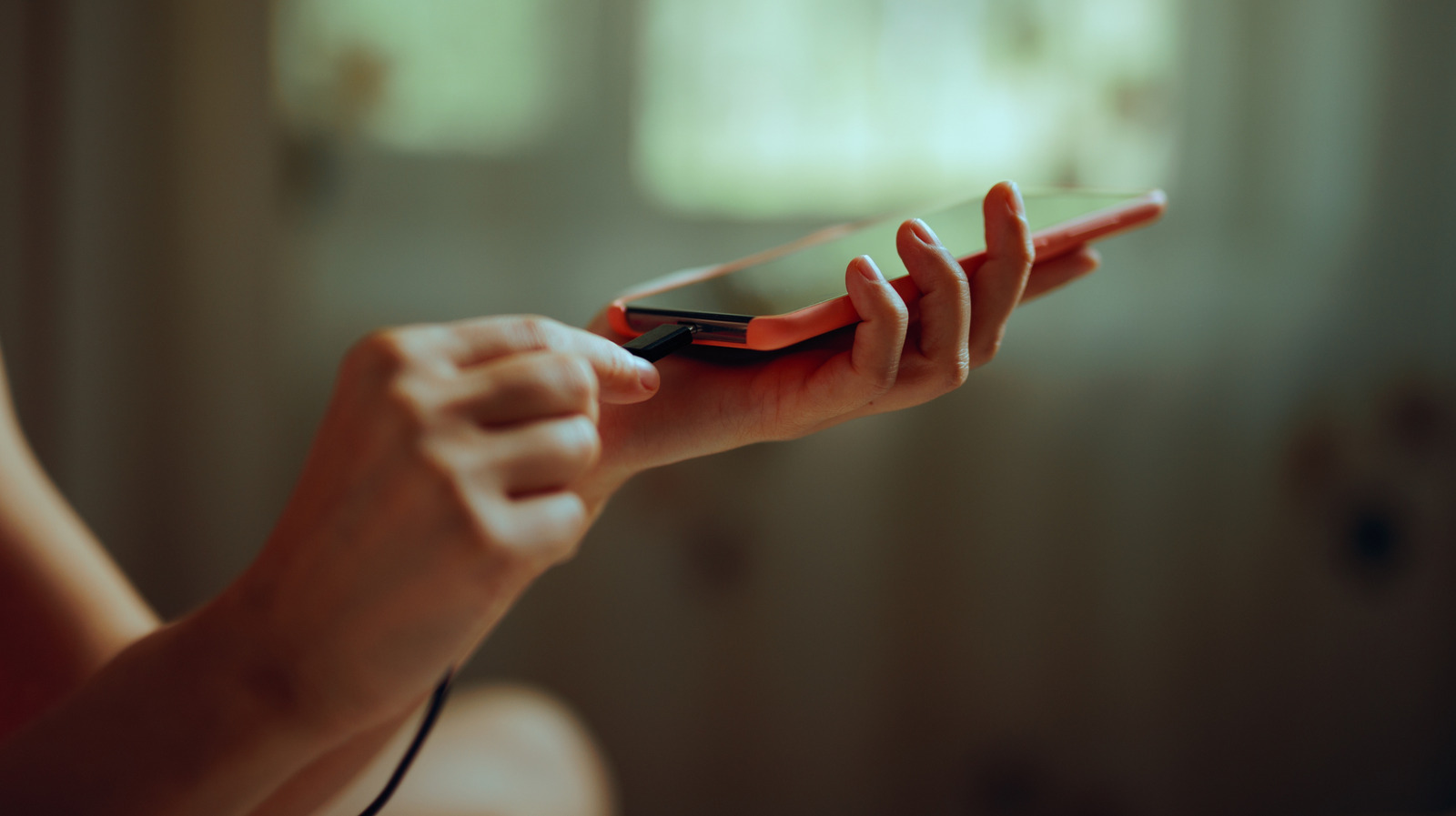 Android Users Split Over Lack Of USB Cord With New Phone. Half Of Them Are Right