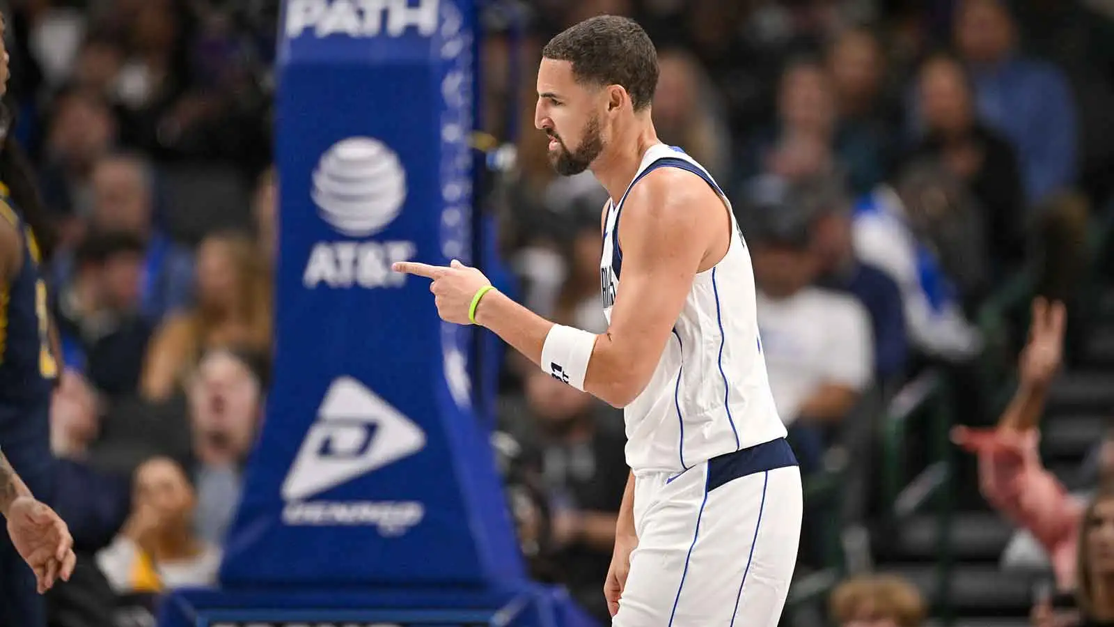 This Mavericks’ Klay Thompson clutch gaffe is as embarrassing as it gets