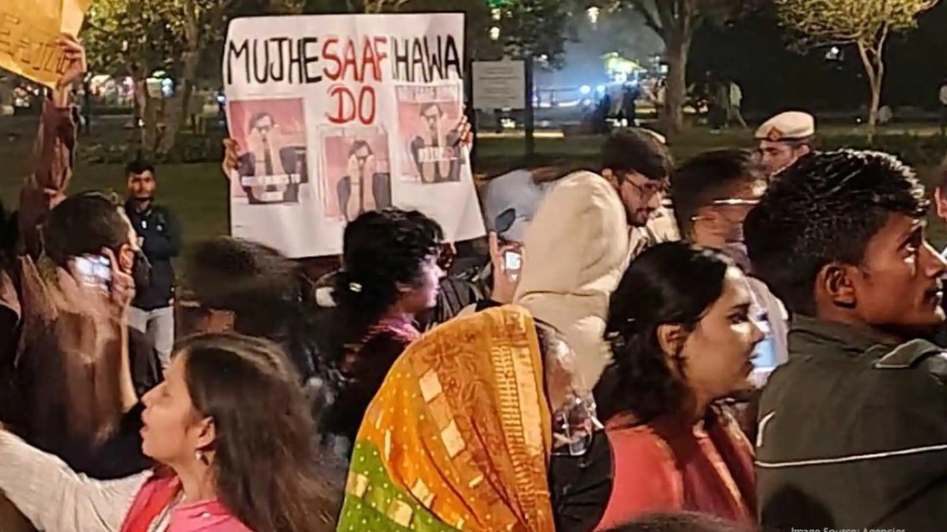 Protesters demand action on air pollution at India Gate, detained