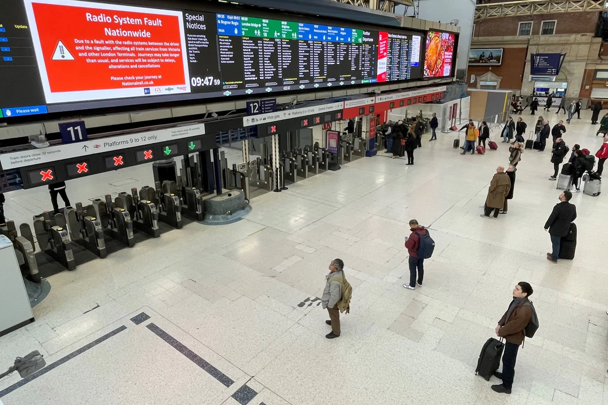 London travel news LIVE: Gatwick Express and Southern trains hit by electricity failure between Victoria and Clapham Junction