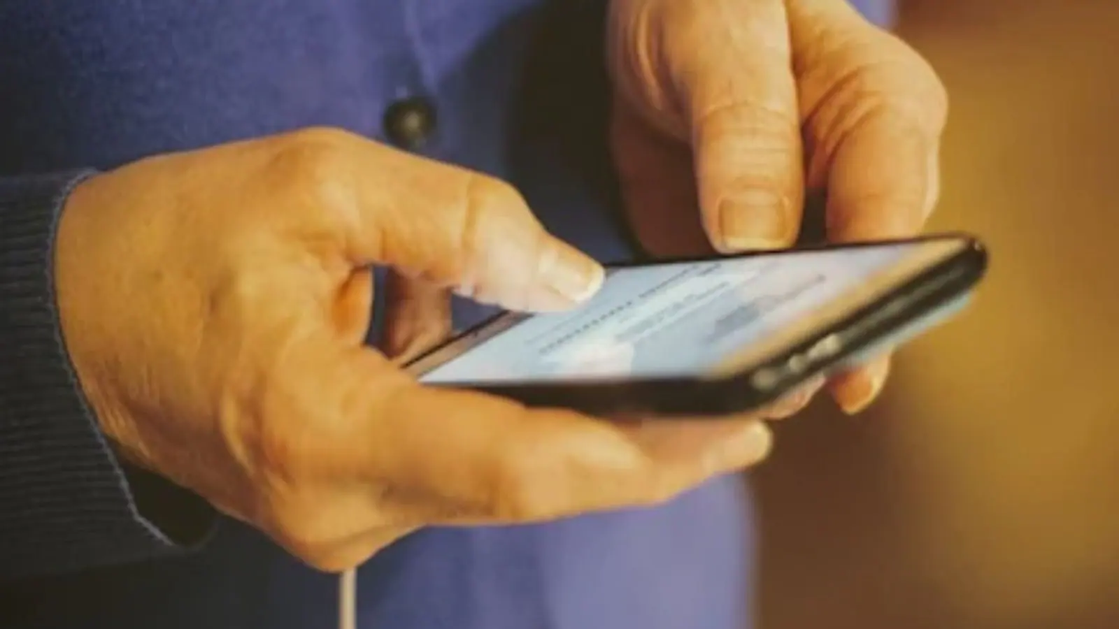 Man Sends ‘Harsh’ Messages To Mom Struggling With Arthritis: ‘Maan Nahi Hain Phir Bhi Jao Bahar’