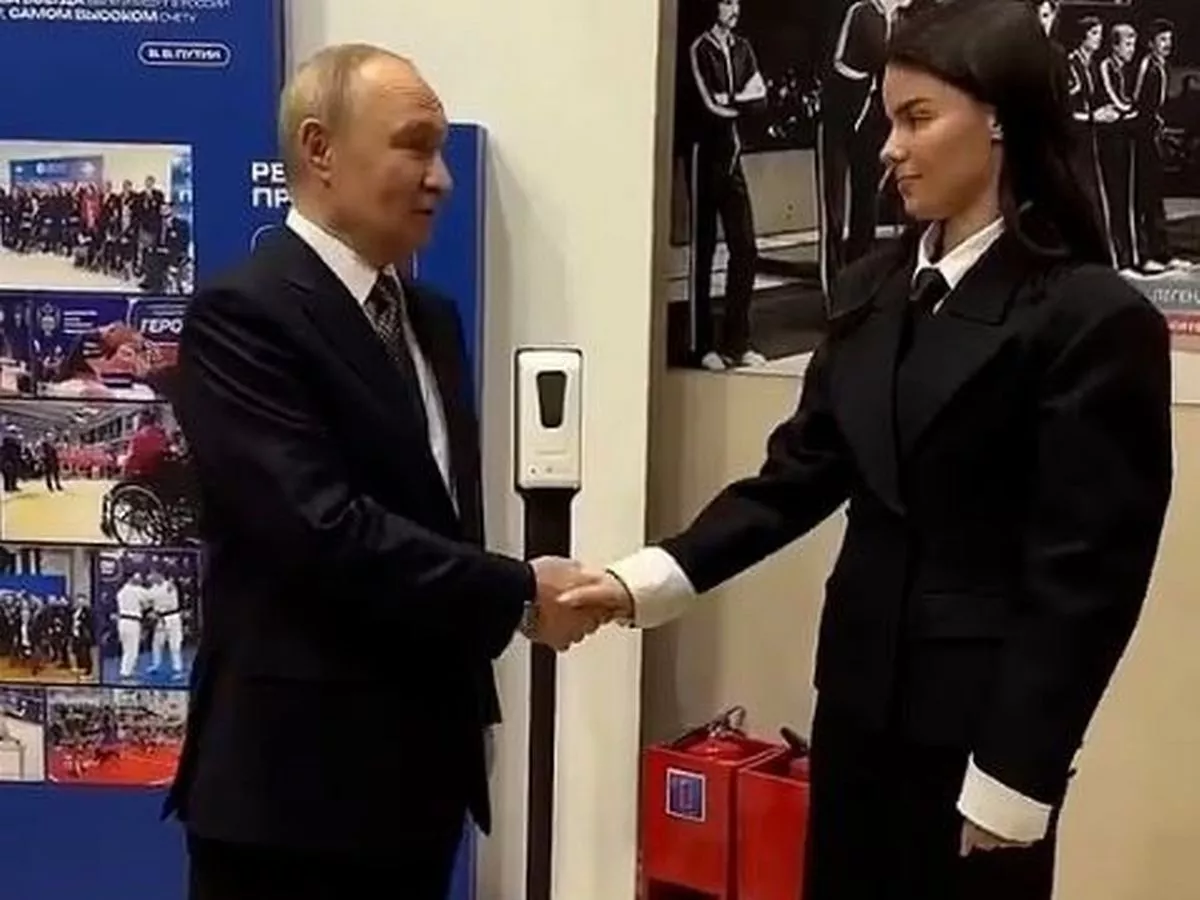 Putin sparks health fears as 'bulging veins' spotted on dictator's hand