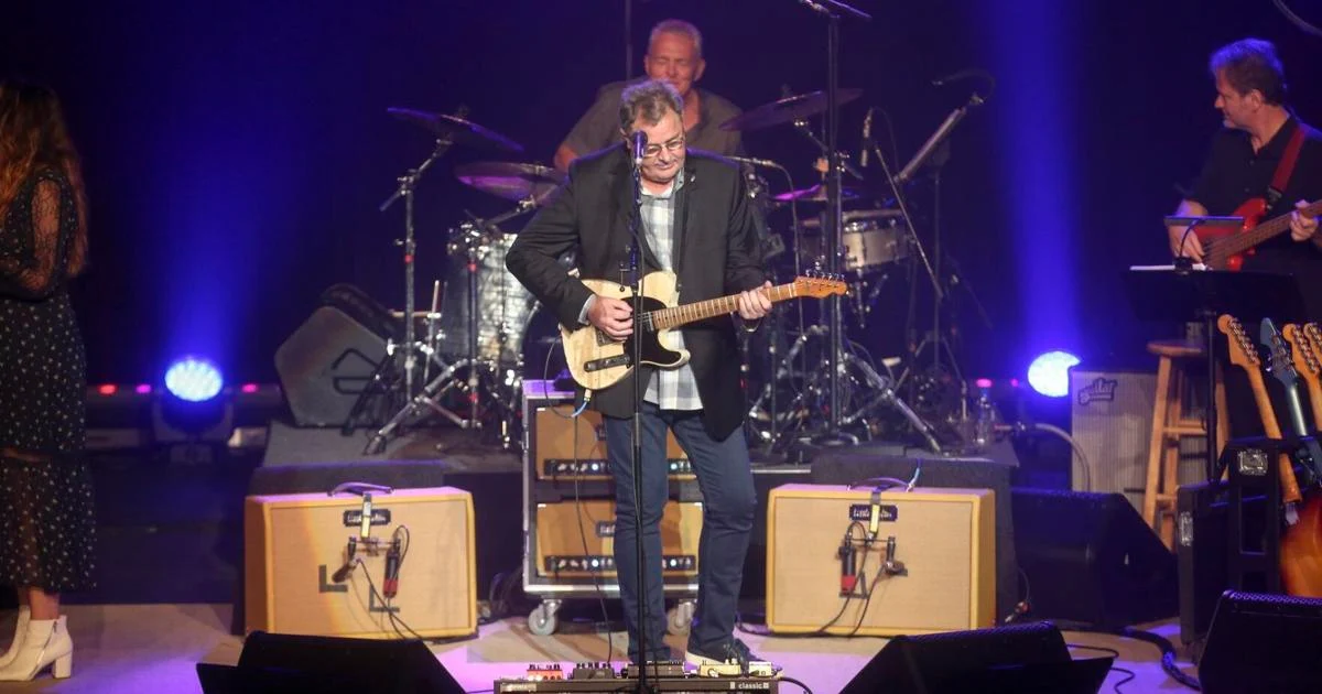 Vince Gill gets CMA Willie Nelson Lifetime Achievement Award