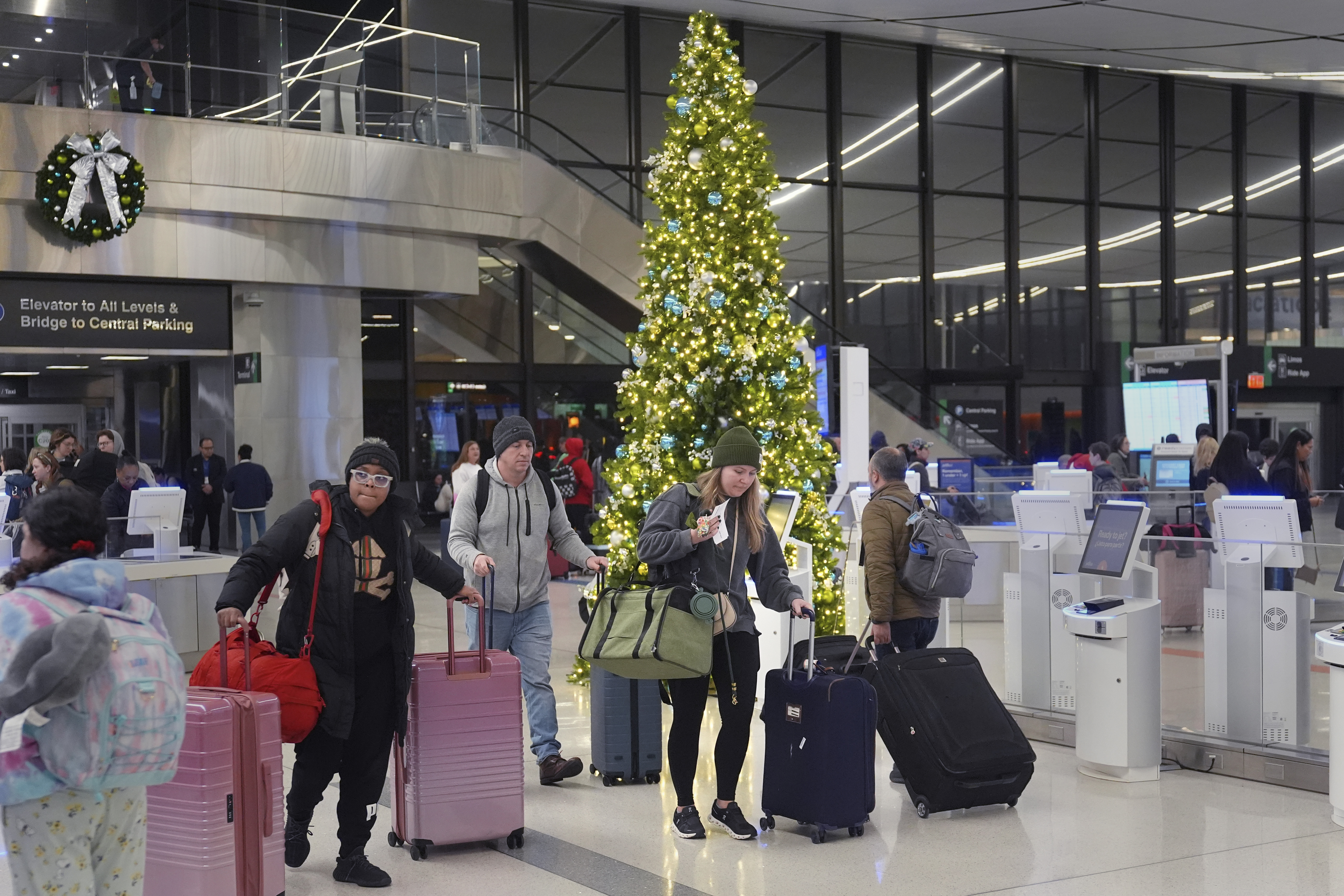 Holiday travel deals: Tips to save even as prices climb