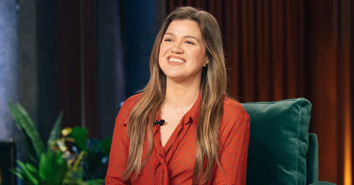 Kelly Clarkson’s Ex-Manager Told Her to Get a Boob Job