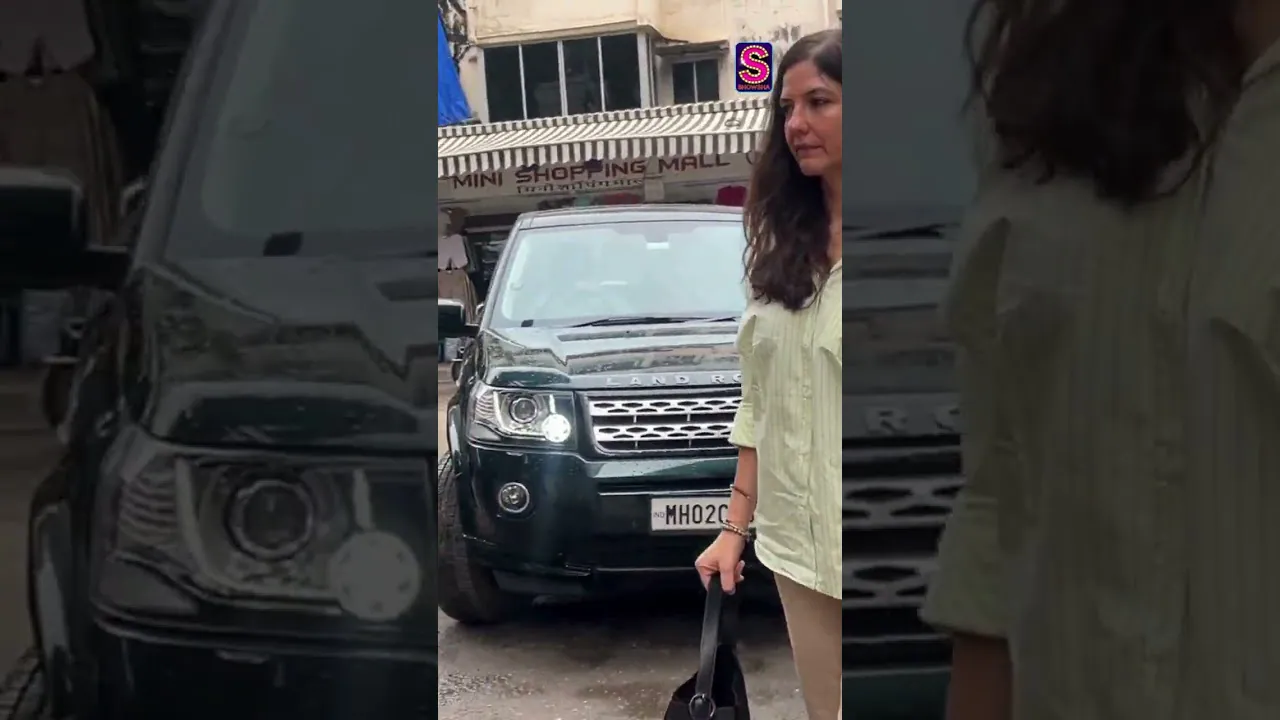 Gauri, Aamir Khan’s girlfriend, spotted in the city looking effortlessly chic.