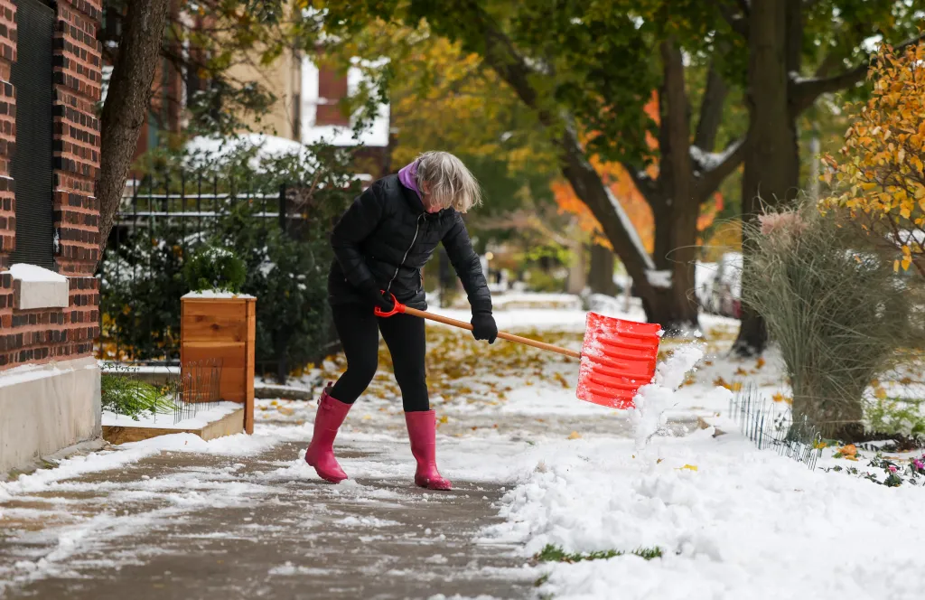 Up to 10 inches of snow, chaotic Monday commute