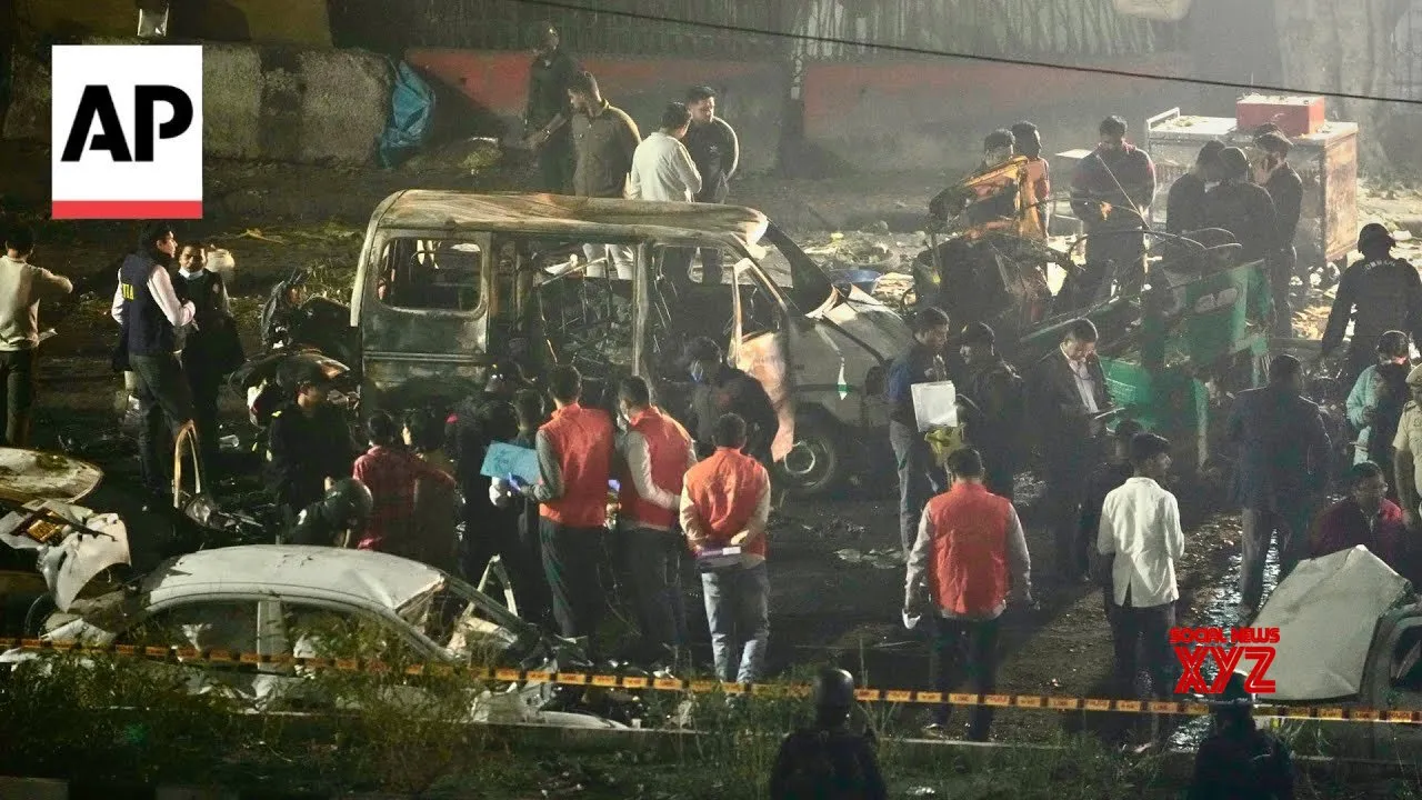 Massive deadly explosion outside Red Fort in New Delhi (Video)