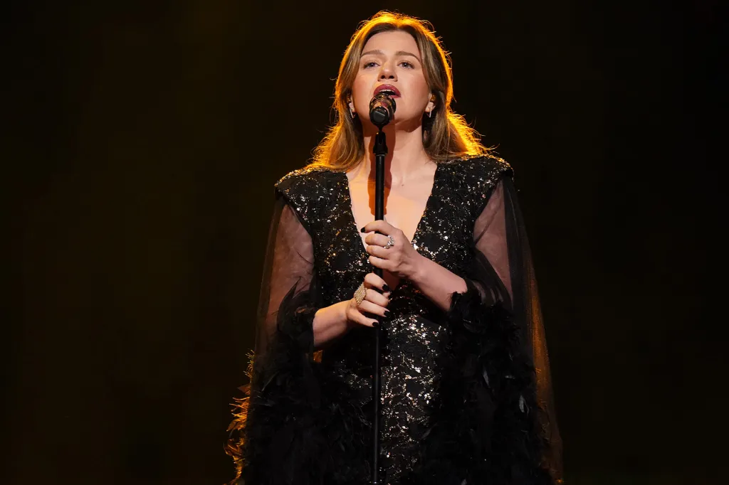 Kelly Clarkson Says 'Di--' Manager Once Told Her to 'Get a Boob Job'