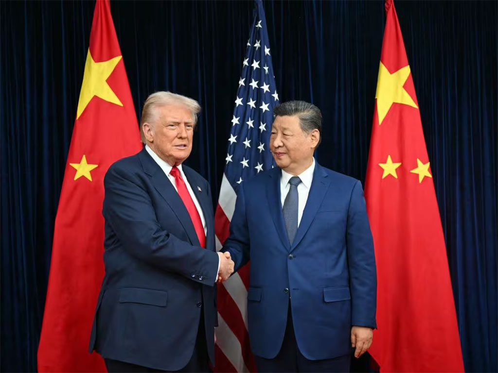 Trump and Xi Jinping talk in South Korea