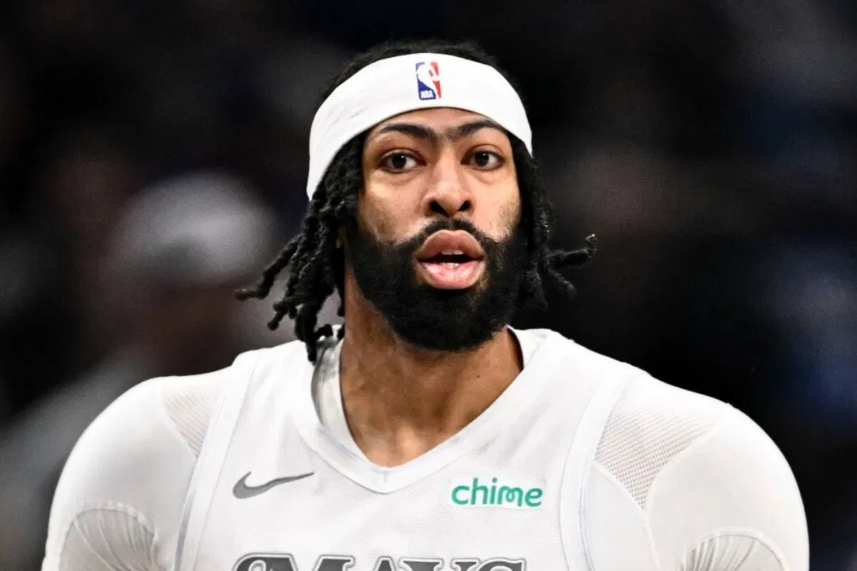 Dallas Fans React to Anthony Davis’ Viral Photo After Missing 6 Games With Injury