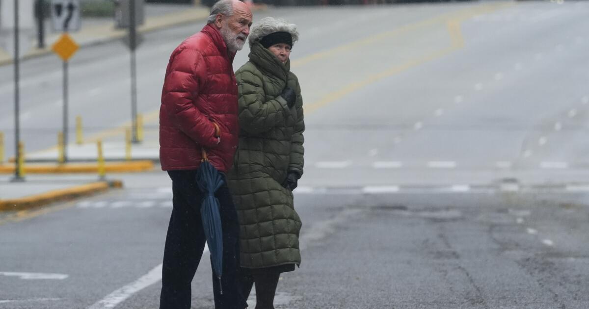 Arctic air hits much of the U.S., bringing snow to some areas and chilly temperatures to Florida