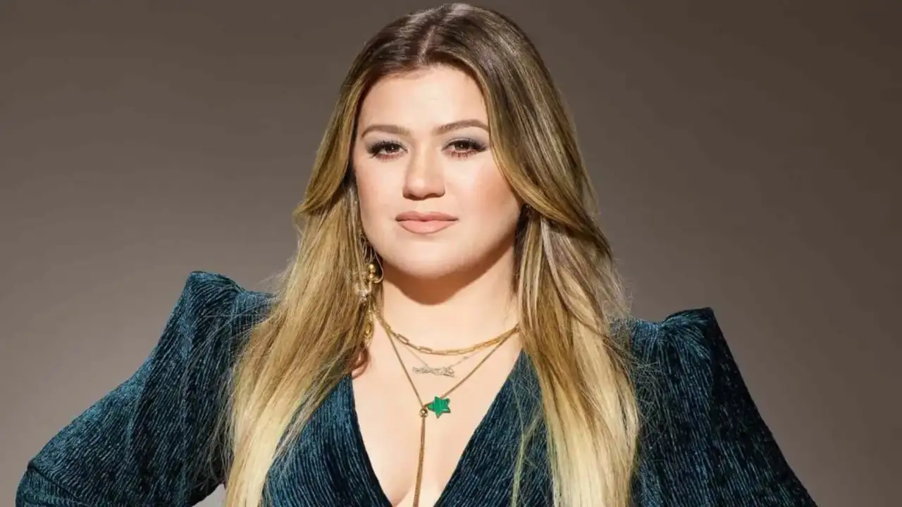 Kelly Clarkson Recalls Ex-Manager Asking Her To Get B**b Job: Industry Has Normalised Crazy Stuff