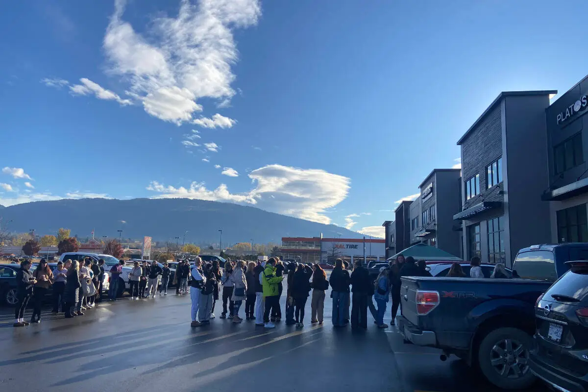 Hundreds line up for opening of trendy new Vernon thrift shop