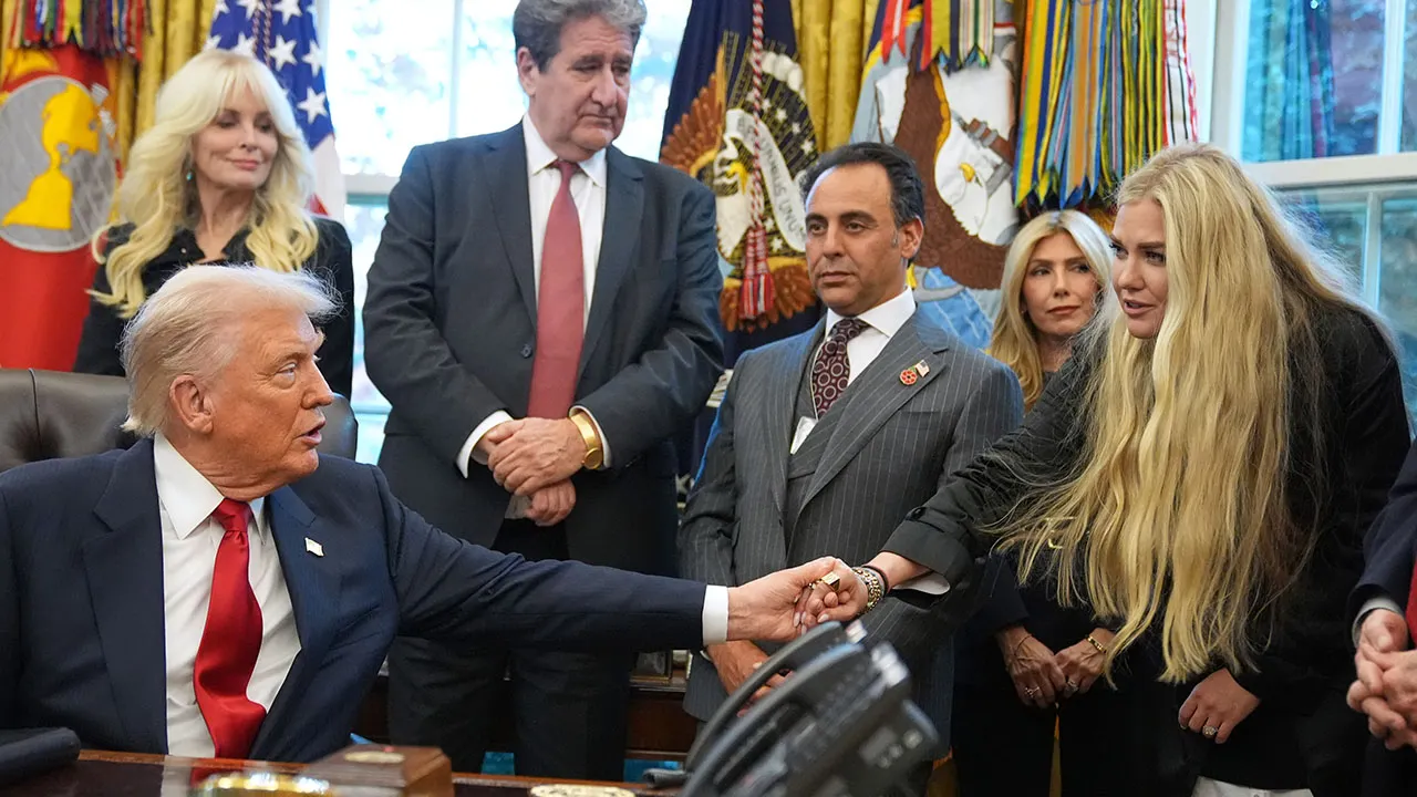 Erika Kirk supports Sergio Gor during Oval Office swearing-in ceremony