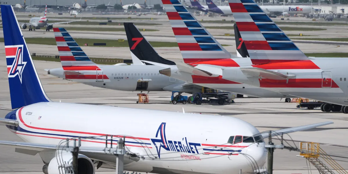 Trump demands $10,000 bonuses for air traffic controllers who worked during shutdown and pay cuts for those who didn’t amid flight chaos