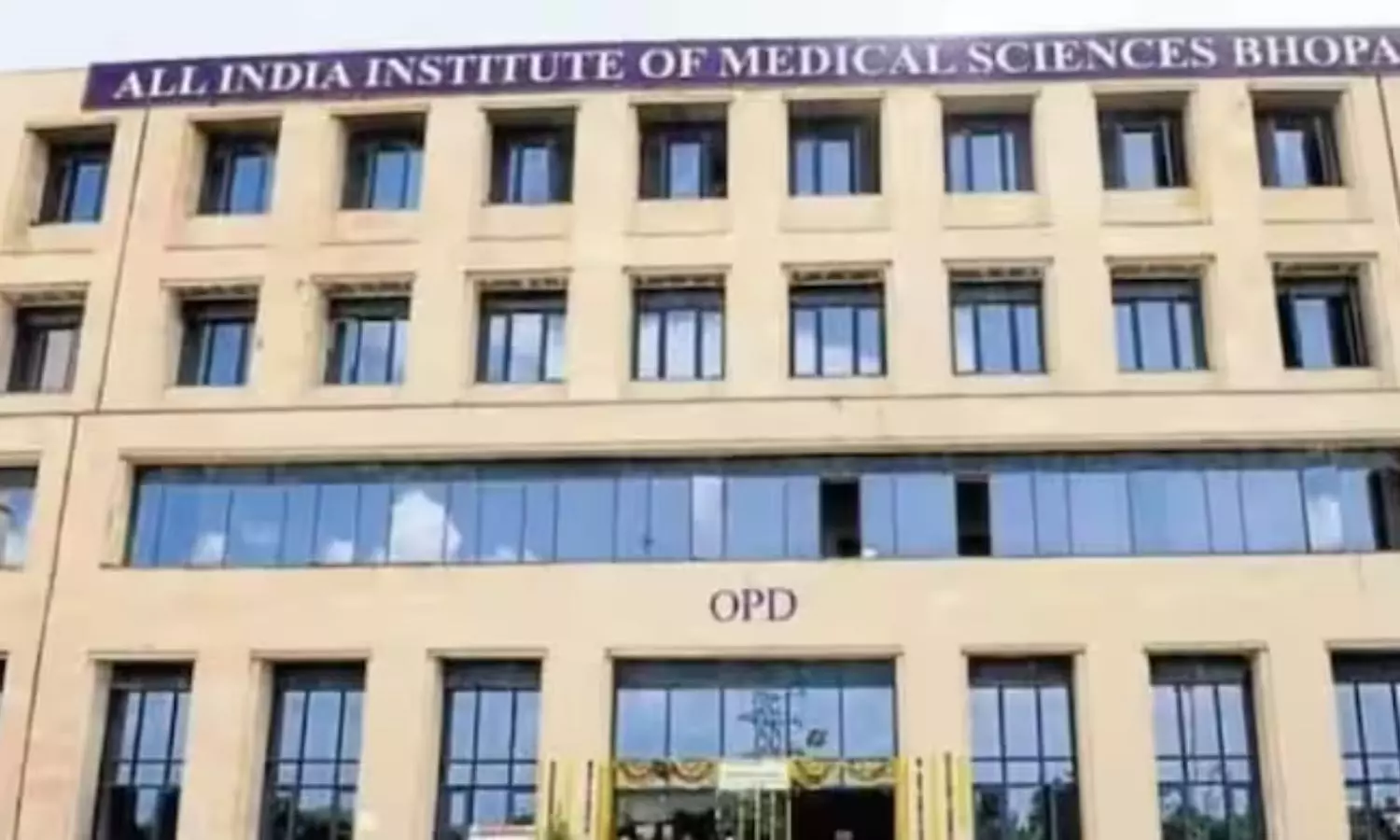 AIIMS Bhopal doctors' alleged drunken altercation with police goes viral; probe launched