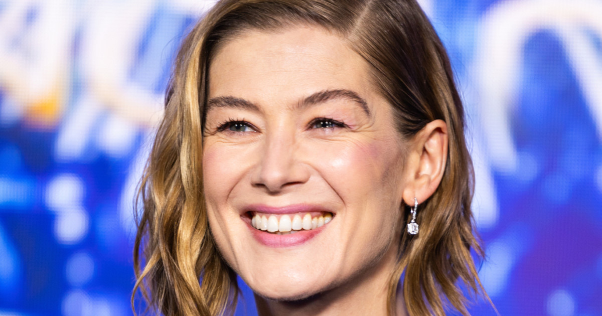 Rosamund Pike Is a Golden Goddess in Celestial Red Carpet Look