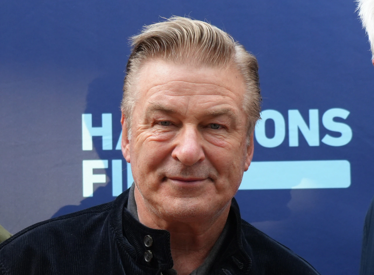 Alec Baldwin has gov't shutdown advice from airport: 'Don't fly'