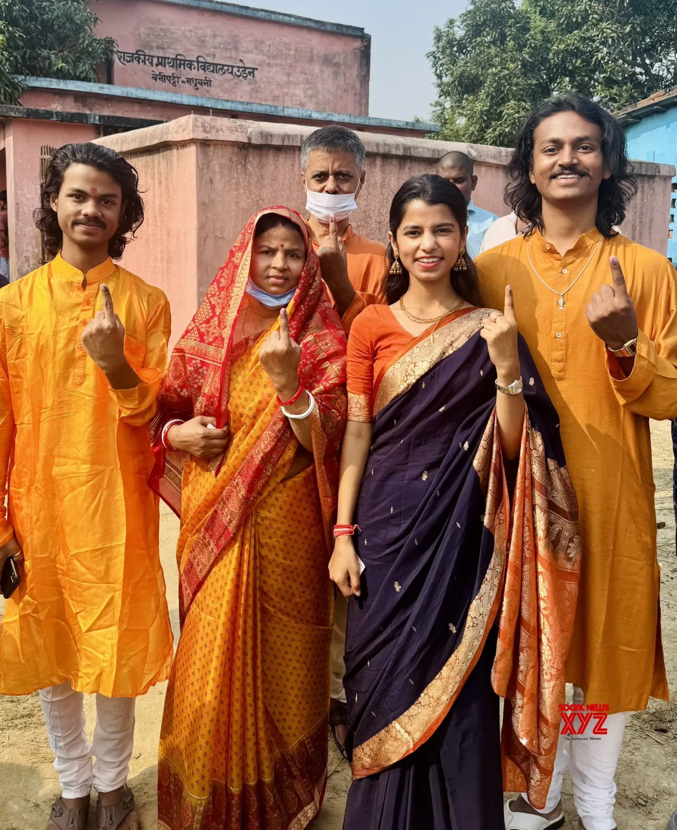 Darbhanga: Maithili Thakur Casts Vote in Alinagar #Gallery