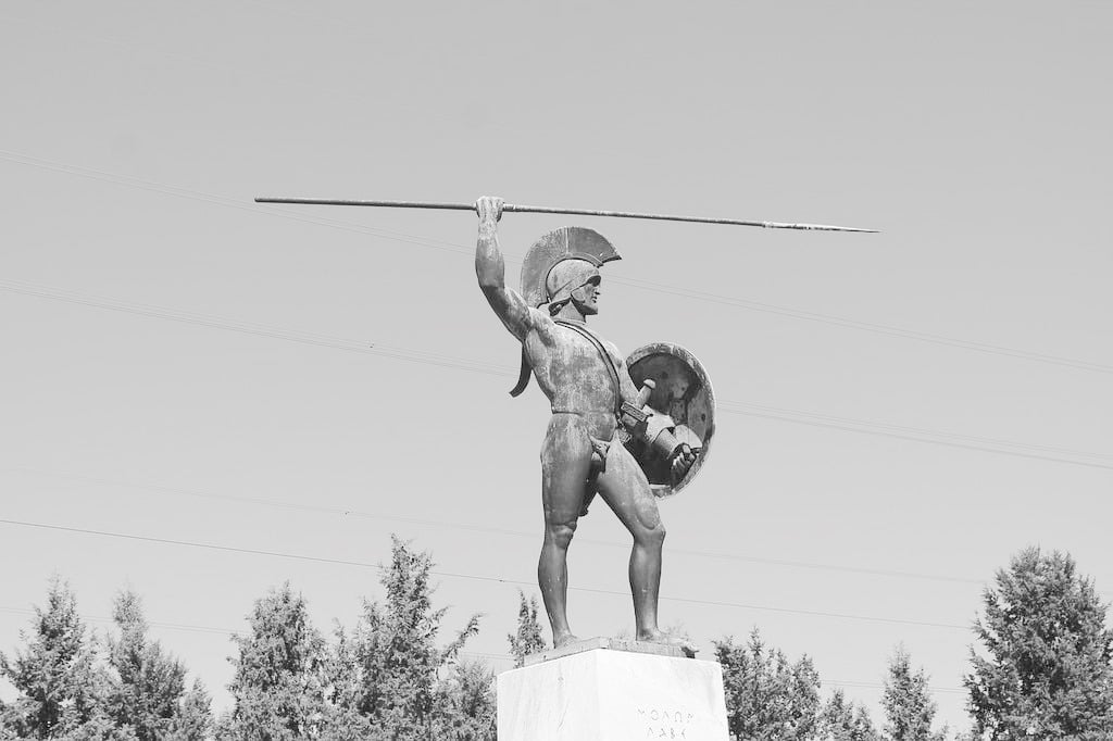 The invented story of the refugees who wanted to pull down the Leonidas statue at Thermopylae