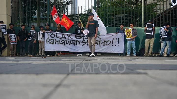 Which Social Media Users Criticize Soeharto's Hero Title Most?