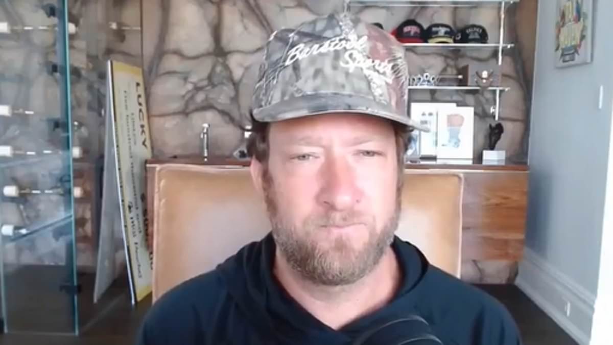 Dave Portnoy breaks his silence after being trolled for his 'pizza belly' in viral photo with Patriots owner Robert Kraft