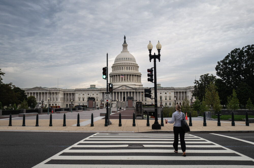 Senate advances bill to end shutdown