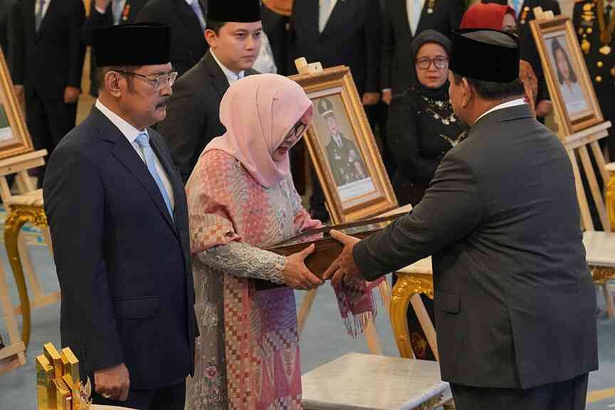 Former dictator named Indonesian national hero