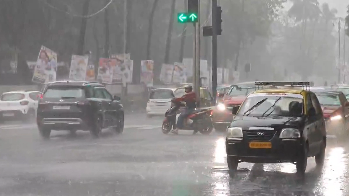 Maharashtra Rains-Weather Forecast: IMD Issues Yellow Alert for Mumbai, Thane and Other Districts; Predicts Light to Moderate Spells of Rain Over Next 3 Hours